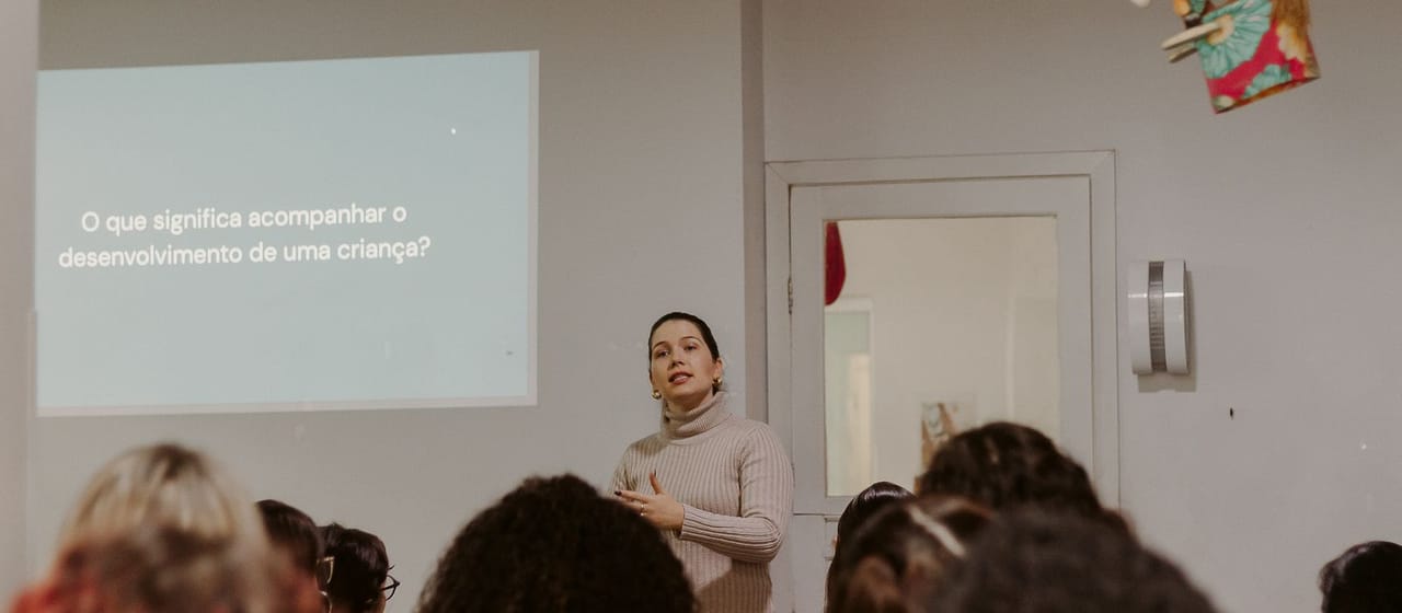 Formação presencial com professoras reunidas em uma sala de escola