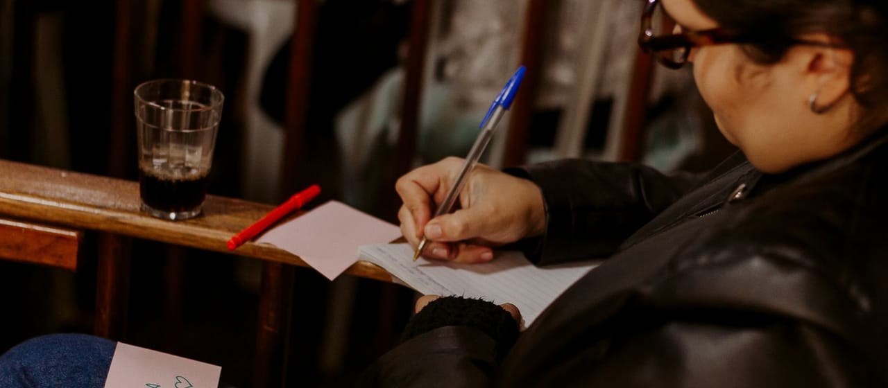Grupo de professoras em atividade prática durante uma formação