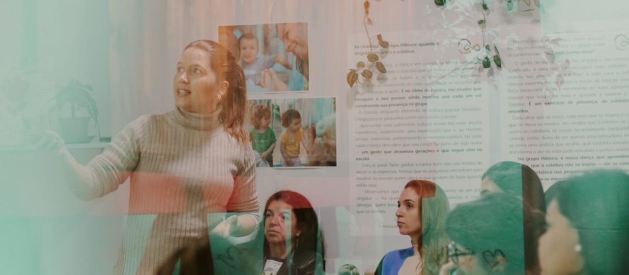 Formadora conduzindo uma formação para equipe de escola