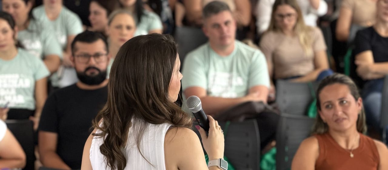 Encontro de formação continuada com profissionais da educação
